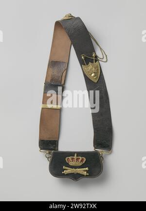 Sac à motif sur sangle de transport porté par Graaf van Limburg Stirum, capitaine de l'artillerie de campagne, anonyme, c. 1800 - c. 1850 pochette à cartouche sac à motif avec giberneriem. Le sac est en fer, à moitié incurvé et recouvert de cuir noir. Sur le sac, il y a deux parcelles de canons croisés dorés recouvertes d'une couronne royale bordée de rouge. Ceinture en cuir noir, dos de naturel, avec boucle en cuivre émoussée par le feu. Or néerlandais (métal). cuivre (métal). fer (métal). cuir. coupe de laine / brasage / sciage / coulée / dorure Banque D'Images