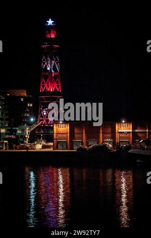 Barcelone, Espagne. 23 décembre 2023. La tour Jaume I du Port Vell de Barcelone apparaît illuminée dans le cadre d'un spectacle de lumière à l'occasion de la foire de Noël. Crédit : Jordi Boixareu/Alamy Life News Banque D'Images