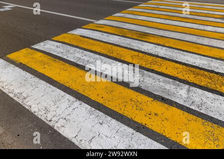 passage pour piétons blanc et jaune sur la route, passage pour piétons sur la route Banque D'Images