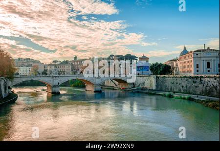 Lungotevere à Sassia et Ponte Vittorio Emanuele II, un pont à trois arches sur le Tibre, dans le centre historique de Rome, en Italie. Banque D'Images