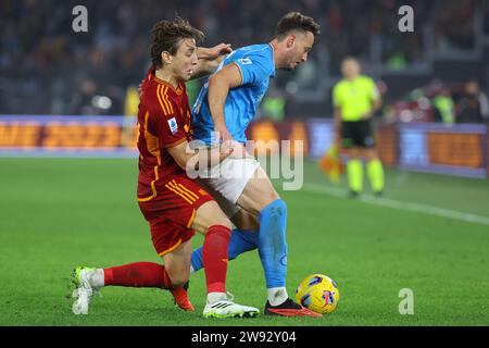 Rome, Italie. 23 décembre 2023. Rome, Italie 23.12.2023 : Edoardo Bove de Roma se bat pour le ballon avec Amir Rrahmani de Napoli lors du match de football italien Serie A TIM 2023-2024 Championship entre AS Roma et Napoli au Stade Olympique de Rome. Crédit : Agence photo indépendante/Alamy Live News Banque D'Images