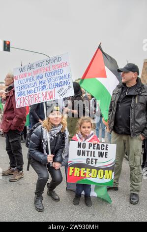 Rome, Italie. 23 décembre 2023. Une femme s'accroupie à côté de sa petite fille tenant une pancarte avec les mots ''pas de paix jusqu'à ce que nous obtenions la liberté'' lors de la manifestation organisée par divers organismes de la communauté palestinienne à Rome. Des centaines de personnes ont participé à la manifestation organisée par le mouvement des étudiants palestiniens en Italie, l'Union démocratique arabe palestinienne, l'Association des Palestiniens en Italie, la Communauté palestinienne de Rome et du Latium et à laquelle se sont jointes des organismes et des associations de la société civile pour dire ''arrêtez le génocide du peuple palestiniens''. Crédit : ZUMA Press, Inc./ Banque D'Images