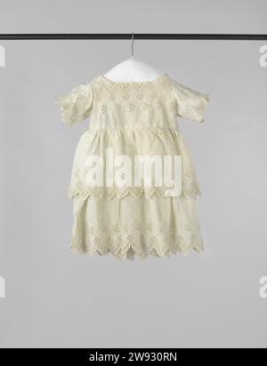 Robe pour enfants à manches courtes et fermeture à trois nœuds en nacre en coton blanc avec broderie anglaise avec des branches de fleurs et de feuilles; la jupe se compose de deux couches, robe anonyme pour enfants à manches courtes et fermeture avec trois nœuds de nacre en coton blanc avec broderie anglaise avec des branches de fleurs et de feuilles ; la jupe se compose de deux couches. coton (textile) Banque D'Images