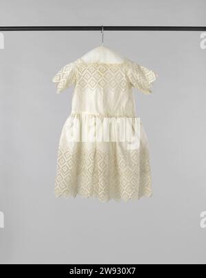 Robe pour enfants en coton blanc, avec manches courtes de broderie anglaise et sur le haut du corps et une grande partie de la jupe également avec broderie anglaise; derrière 8 nœuds en nacre, robe anonyme pour enfants en coton blanc, avec manches courtes de broderie anglaise et sur le dessus du corps et une grande partie de la jupe également avec broderie anglaise ; derrière 8 nœuds en nacre. coton (textile). knoop : broderie de nacre Banque D'Images