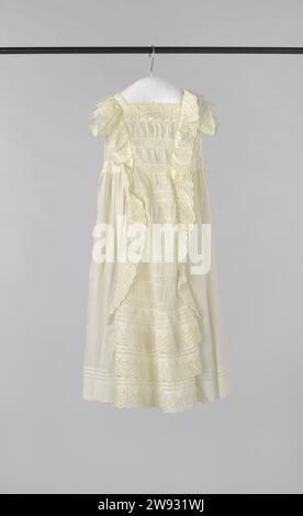 Robe pour enfants en coton blanc avec éviers intermédiaires, volants et manches courtes de broderie anglaise, anonyme Robe pour enfants en coton blanc avec éviers intermédiaires, volants et manches courtes de broderie anglaise. Pliage et conduite. La robe peut être une robe baptismale. broderie en coton (textile) Banque D'Images