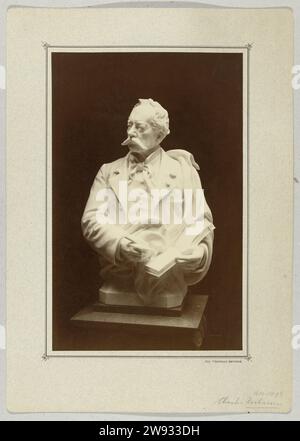 Buste van Charles Rochussen par Bart van Hove, Pieter Oosterhuis, d'après Bart van Hove, 1884 - 1885 photographie papier Amsterdam. pièce de sculpture imprimée en carton albumen, reproduction d'une pièce de sculpture. portrait, autoportrait d'artiste Banque D'Images