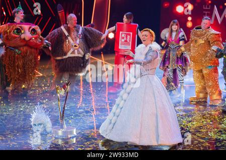 Cologne, Allemagne. 23 décembre 2023. Jennifer Weist, chanteuse du groupe Jennifer Rostock, est sur scène en tant que personnage démasqué 'The Ice Princess' dans la finale du spectacle ProSieben 'The Masked Singer'. Elle remporte la 9e saison. Crédit : Rolf Vennenbernd/dpa/Alamy Live News Banque D'Images