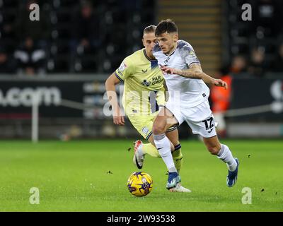 Swansea, Royaume-Uni. 22 décembre 2023. Jamie Paterson de Swansea City (12) en action. Match de championnat EFL Skybet, Swansea City contre Preston North End au Swansea.com Stadium à Swansea, pays de Galles le vendredi 22 décembre 2023. Cette image ne peut être utilisée qu'à des fins éditoriales. Usage éditorial uniquement, photo par Andrew Orchard/Andrew Orchard photographie sportive/Alamy Live News crédit : Andrew Orchard photographie sportive/Alamy Live News Banque D'Images