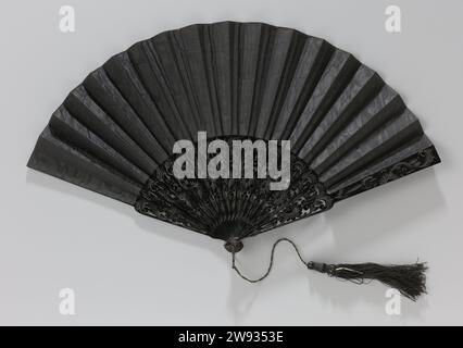 Gamme pliante avec feuille non ornée de côté moiré noir sur ajour et cadre découpé en bois laqué noir, anonyme, c. 1880 - c. 1900 gamme pliante avec double feuille non ornée de côté moiré noir sur ajour et cadre tranché en bois laqué noir. Le cadre a 18 pattes avec un motif floral tranché. Le disque près de la goupille de verrouillage en acier est de nacre noire, sur laquelle un anneau de ventilateur en métal noir et une brosse noire. Pays-Bas (éventuellement) feuille : soie. Cadre : bois (matière végétale). Cadre : laque (revêtement). Disque : Mother of Pearl. Fermer la broche : acier (alliage). anneau de ventilateur : métal. Pinceau : coupe de soie / laqueri Banque D'Images