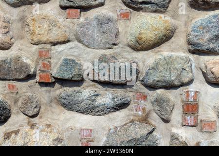 ancien mur de pavés et de briques rouges, combiné ancien mur de briques d'argile rouge et de pierres Banque D'Images