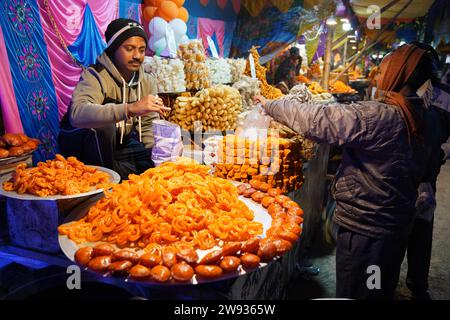 Kolkata, Inde. 23 décembre 2023. Foire du village aux Sundarbans le 4e jour de l'événement de durée de 10 jours. Plusieurs organisations gouvernementales et autres entités privées ont pris part à ce 'Sundarban Kristi Mela O Loko Sanskriti Utsab' (20 au 29 décembre 2023) qui est organisé par le 'Kultali Milon Tirtha Soceity' dans le village Kultali, Narayantala, Basanti, Sud 24 Parganas, Bengale occidental, 70 km de Kolkata. (Photo de Biswarup Ganguly/Pacific Press) crédit : Pacific Press Media production Corp./Alamy Live News Banque D'Images