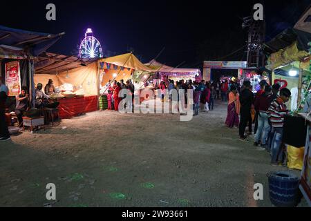 Kolkata, Inde. 23 décembre 2023. Foire du village aux Sundarbans le 4e jour de l'événement de durée de 10 jours. Plusieurs organisations gouvernementales et autres entités privées ont pris part à ce 'Sundarban Kristi Mela O Loko Sanskriti Utsab' (20 au 29 décembre 2023) qui est organisé par le 'Kultali Milon Tirtha Soceity' dans le village Kultali, Narayantala, Basanti, Sud 24 Parganas, Bengale occidental, 70 km de Kolkata. (Photo de Biswarup Ganguly/Pacific Press) crédit : Pacific Press Media production Corp./Alamy Live News Banque D'Images