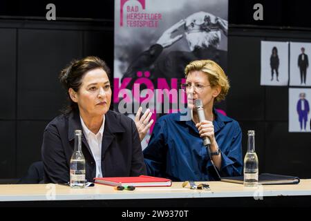 Charlotte Schwab (König Lear) avec Tina Lanik (Regie), 72. Bad Hersfelder Festspiele : Probenbeginn 'König Lear', 16. Mai 2023, Bad Hersfeld / Hessen / Banque D'Images
