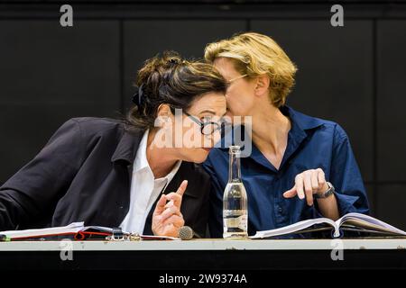 Charlotte Schwab (König Lear) avec Tina Lanik (Regie), 72. Bad Hersfelder Festspiele : Probenbeginn 'König Lear', 16. Mai 2023, Bad Hersfeld / Hessen / Banque D'Images