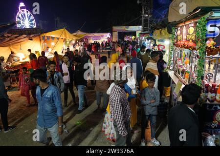 Kolkata, Bengale occidental, Inde. 23 décembre 2023. Foire du village aux Sundarbans le 4e jour de l'événement de durée de 10 jours. Plusieurs organisations gouvernementales et autres entités privées ont pris part à ce 'Sundarban Kristi Mela O Loko Sanskriti Utsab' (20 au 29 décembre 2023) qui est organisé par le 'Kultali Milon Tirtha Soceity' dans le village Kultali, Narayantala, Basanti, Sud 24 Parganas, Bengale occidental, 70 km de Kolkata. (Image de crédit : © Biswarup Ganguly/Pacific Press via ZUMA Press Wire) USAGE ÉDITORIAL SEULEMENT! Non destiné à UN USAGE commercial ! Crédit : ZUMA Press, Inc./Alamy Live News Banque D'Images