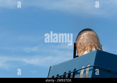 Entonnoir d'échappement de ferry de voiture et ciel bleu clair Banque D'Images