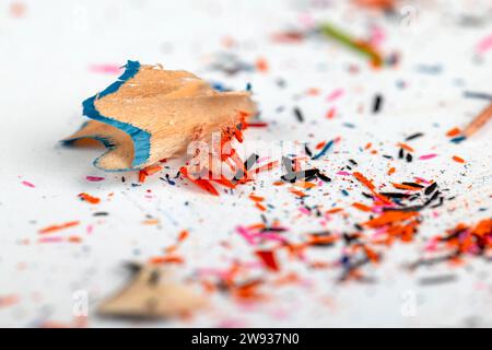 copeaux et morceaux de plomb sur papier après avoir aiguisé les crayons, préparation des crayons pour l'enseignement et le dessin Banque D'Images