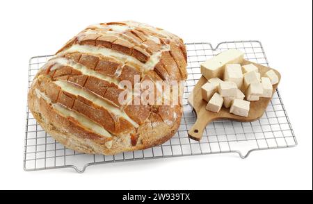 Pain fraîchement cuit au four avec fromage tofu isolé sur blanc Banque D'Images