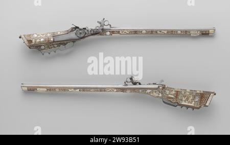 Paire de fusils à verrouillage de roue avec clé de Cornelis Tromp, anonyme, c. 1650 - c. 1690 Radslot insectes ou agitateur d'oiseaux. Une arme de chasse à courant tiré d'un petit calibre, équipée d'un tracteur à cheveux (Stecher) et vizir de précision, destinée à tirer du gibier assis. La marche octogonale mesure 69 cm de long et est équipée de huit traits de droite ; le calibre est de 12 mm. Les tiroirs en noyer ont un flacon dit allemand, incrusté de Hertshoorn, been et Pearl ; en plus des lions, des licornes, des oiseaux, des chiens et des griffins, des fleurs et des fruits, un chasseur gaucher est représenté sur les pompes qui, avec le Banque D'Images