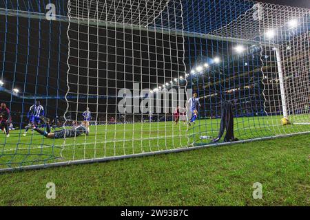 Hillsborough Stadium, Sheffield, Angleterre - 23 décembre 2023 Cameron Dawson Goalkeeper de Sheffield Wednesday regarde le tir de Karlan Grant (16) de Cardiff City dans le filet - pendant le match Sheffield Wednesday v Cardiff City, EFL Championship, 2023/24, Hillsborough Stadium, Sheffield, Angleterre - 23 décembre 2023 crédit : Arthur Haigh/WhiteRosePhotos/Alamy Live News Banque D'Images