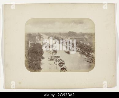 Willemskade et Kampong Baroe Adays Kali Mas te Soerabaia, Herman Salzwedel, 1876 - 1884 photographie Willemskade et Kampong Baroe le long du Mas Kali à Surabaya, vu à la mer. A gauche au premier plan un robinet sur le quai. De nombreux navires sont amarrés et un certain nombre de naviguent vers la mer, que l'on peut voir au loin. Partie de l'album photo du Surabayasche Vereeniging des fabricants de sucre offert à Frederik Beyerinck, résident de Surabaya. Surabaya support photographique albumen print route publique. quay Java. Surabaya Banque D'Images
