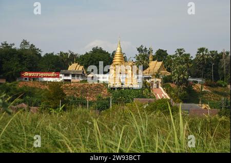 Wat Phra That Chom Sak On croit que si vous rendez hommage, vous recevrez un maximum de prospérité et ne connaîtrez comme par magie que de bonnes choses. Banque D'Images