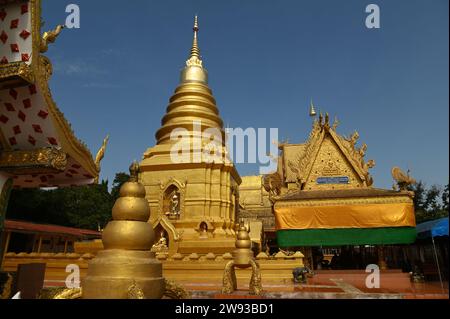 Wat Phra That Chom Sak On croit que si vous rendez hommage, vous recevrez un maximum de prospérité et ne connaîtrez comme par magie que de bonnes choses. Banque D'Images