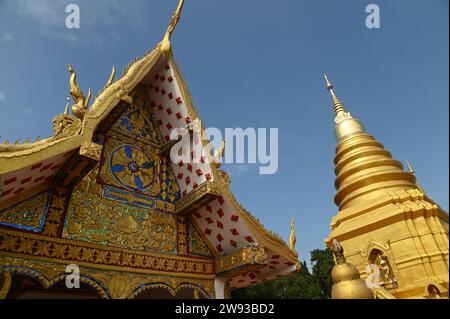 Wat Phra That Chom Sak On croit que si vous rendez hommage, vous recevrez un maximum de prospérité et ne connaîtrez comme par magie que de bonnes choses. Banque D'Images