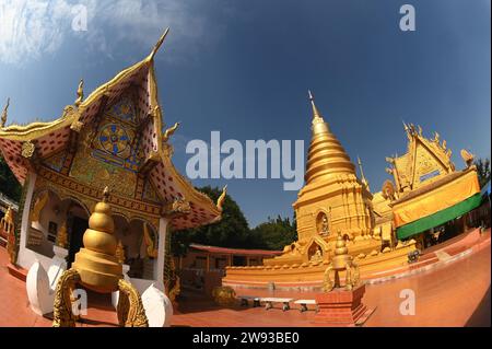 Wat Phra That Chom Sak On croit que si vous rendez hommage, vous recevrez un maximum de prospérité et ne connaîtrez comme par magie que de bonnes choses. Banque D'Images