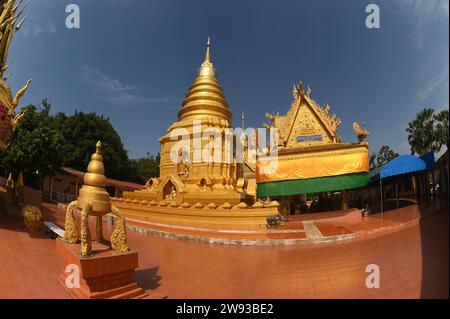 Wat Phra That Chom Sak On croit que si vous rendez hommage, vous recevrez un maximum de prospérité et ne connaîtrez comme par magie que de bonnes choses. Banque D'Images