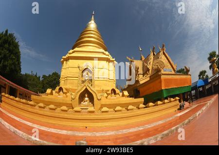 Wat Phra That Chom Sak On croit que si vous rendez hommage, vous recevrez un maximum de prospérité et ne connaîtrez comme par magie que de bonnes choses. Banque D'Images