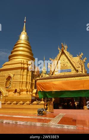 Wat Phra That Chom Sak On croit que si vous rendez hommage, vous recevrez un maximum de prospérité et ne connaîtrez comme par magie que de bonnes choses. Banque D'Images