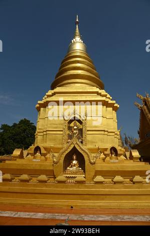 Wat Phra That Chom Sak On croit que si vous rendez hommage, vous recevrez un maximum de prospérité et ne connaîtrez comme par magie que de bonnes choses. Banque D'Images