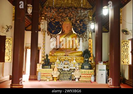 Grande statue de Bouddha assis comme le Bouddha principal dans l'église. Wat Phra That Chom Kitti On croit que si vous venez adorer, vous trouverez bon. Banque D'Images