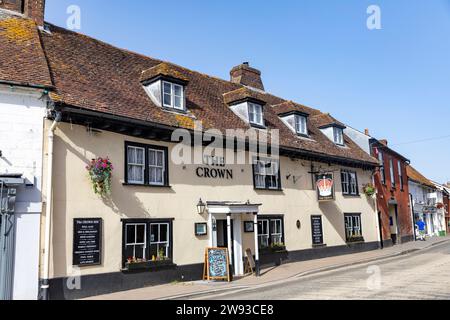 La maison publique Crown inn dans la ville New Forest de Fordingbridge, Hampshire, Angleterre, Royaume-Uni, 2023 Banque D'Images