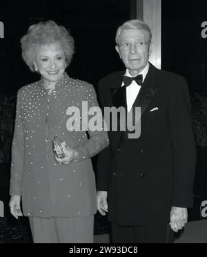 **FICHIER PHOTO** Selma Archerd est décédée. Archerd de l'armée et son épouse Selma Archerd assistent au dîner des fiduciaires du Kennedy Center Honors Trustees au Département d'État à Washington, DC le 4 décembre 2004. Copyright de la photo : xHenryxMcGeex Banque D'Images