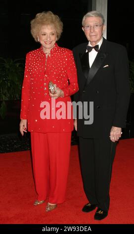 **FICHIER PHOTO** Selma Archerd est décédée. Archerd de l'armée et son épouse Selma Archerd assistent au dîner des fiduciaires du Kennedy Center Honors Trustees au Département d'État à Washington, DC le 4 décembre 2004. Copyright de la photo : xHenryxMcGeex Banque D'Images