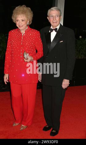 **FICHIER PHOTO** Selma Archerd est décédée. Archerd de l'armée et son épouse Selma Archerd assistent au dîner des fiduciaires du Kennedy Center Honors Trustees au Département d'État à Washington, DC le 4 décembre 2004. Copyright de la photo : xHenryxMcGeex Banque D'Images