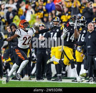 Hookstown, Pennsylvanie, États-Unis. 23 décembre 2023. GEORGE PICKENS (14), le Wide Receiver des Pittsburgh Steelers, effectue une passe pour un touchdown contre le cornerback des Cincinnati Bengals CHIDOBE AWUZIE (22) lors du match de football NFL entre les Pittsburgh Steelers et les Cincinnati Bengals à Pittsburgh, Pennsylvanie. (Image de crédit : © Brent Gudenschwager/ZUMA Press Wire) USAGE ÉDITORIAL SEULEMENT! Non destiné à UN USAGE commercial ! Crédit : ZUMA Press, Inc./Alamy Live News Banque D'Images