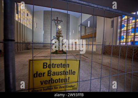 Bad Neuenahr, Allemagne. 17 décembre 2023. Un arbre de Noël se dresse dans l'église vidée Martin Luther à Bad Neuenahr. L'église protestante, qui se dresse directement sur l'Ahr, a été gravement endommagée par les inondations de 2021. Crédit : Thomas Frey/dpa/Alamy Live News Banque D'Images