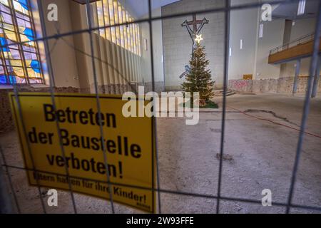 Bad Neuenahr, Allemagne. 17 décembre 2023. Un arbre de Noël se dresse dans l'église vidée Martin Luther à Bad Neuenahr. L'église protestante, qui se dresse directement sur l'Ahr, a été gravement endommagée par les inondations de 2021. Crédit : Thomas Frey/dpa/Alamy Live News Banque D'Images