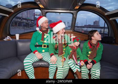 St. Louis, États-Unis. 23 décembre 2023. La famille Cook, Steve, Elizabeth, Talia et Braden de Springfield, Illinois, admirent la vue depuis une voiture dôme alors qu'ils portent leur pyjama sur le train Polar Express à St. Louis le samedi 23 décembre 2023. Le trajet de 1 heures part de St. Louis Union Station et voyage pour voir le Père Noël au pôle Nord. Photo de Bill Greenblatt/UPI crédit : UPI/Alamy Live News Banque D'Images