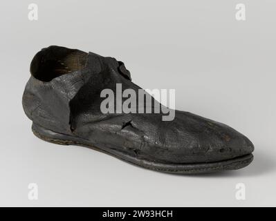 Chaussures, anonyme, c. 1590 - c. 1596 Chaussure droite, taille 38, enveloppe, avec fermeture de pneu (lacet manquant). La feuille de couverture, les quartiers et la doublure du talon sont en cuir de chèvre et l'enveloppe en cuir de veau. La semelle a été réparée à l'orteil au moyen d'une pointe (un morceau de cuir enfoncé). peau de chèvre. Veau (cuir) coupe / couture Nova Zembla. Sauver Huys Banque D'Images