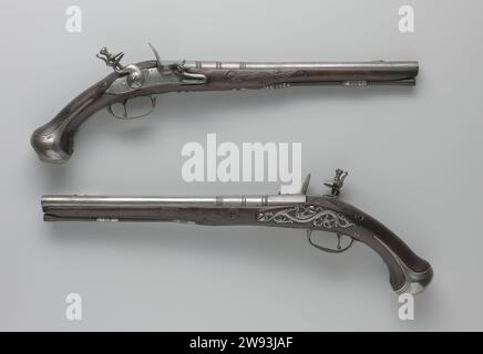 Pistolet Flint, Gerrit de Oude Penterman, 1673 - 1684 pistolet Flintlock partie de couple. La plaque de serrure est gravée avec une signature et sur la queue de la plaque avec quelques éloges. La piste est marquée sur le dos avec le Wapen van Utrecht et sur le fond avec la marque ISP ; la boucle est équipée d'anneaux incisés trois fois ; le grain de vue est en fer ; la queue de la boucle est gravée avec une inscription. Le flacon est facilement coupé avec des bords et des éloges. La pâte de fer se compose de deux stokkers de chargement, la plaque de vis sous la forme d'un serpent de mer avec ajour boucles traitées, le support de tracteur, et Banque D'Images