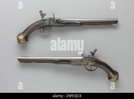 Pistolet flint, Jan Bijlaard, 1700 - 1708 pistolet Flintlock partie d'un couple. La queue de la plaque de verrouillage est frappée ; non décorée sauf pour une gravure stricte perles sous la casserole et la signature. Le brin rond est aplati sur le dessus et est plus large au Tromp ; à l'arrière d'un anneau avec un donjon profond pour l'arrière-vizir qui s'étend jusqu'à la queue de la boucle ; grain de visière de fer; contrairement au 142-A, le 142-B sur le fond n'est pas estampillé avec une marque en forme de chaise sous une couronne. Le flacon en rafale de noix est facilement coupé. La pâte précédemment dorée à tête jaune se compose de deux stokkers de chargement Banque D'Images