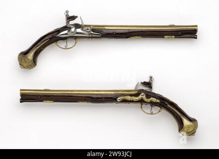 Pistolet militaire en silex, Frans Delahaye, pistolet à silex 1705 - 1710 pistolet militaire ; partie d'un couple. L'extérieur de la plaque de verrouillage porte une signature, l'intérieur est estampé IG. Le parcours de l'acheteur jaune doré a une nervure sur le dessus, un grain de visière tenu jaune et un arrière-vizier composé de deux plaques de copie jaune dans un angle en forme de V sur la queue du baril. Le flacon est simplement coupé. Les raccords jaunes plaqués or avec une décoration en relief ajustée comprennent une plaque de vis de batterie, une plaque de pouce rectangulaire sans parure avec un sommet arrondi et des extrémités qui se rejoignent dans les feuilles d'acanthe sur le to Banque D'Images