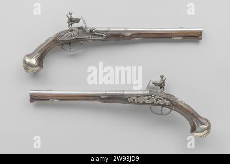 Pistolet Flint, Barend Penterman, après 1703 pistolet Flintlock partie d'un couple. La plaque de serrure est gravée avec un guerrier classique et une signature ; Un bord vertical de feuilles est ciselé sur la queue de la plaque de serrure et tresse avec des feuilles sur le coq. La boucle est divisée en trois parties avec des anneaux, dont la partie centrale et la plus courte est ciselée avec des tresses avec des feuilles tout comme la serrure ; le grain de vue est fait d'argent; la boucle est estampillée au dos avec le choeur de la ville d'Utrecht, la marque ci-dessous 143-B manque. Le flacon est simplement coupé. Le tracteur et la plaque du tracteur sont en fer; Banque D'Images