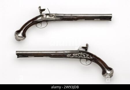 Pistolet Flint, Jan van Solingen [I], 1690 - 1700 pistolet Flintlock partie d'un couple. La serrure est non adverse sauf pour le bord gravé et une signature. La boucle est marquée sur le dos avec l'arme d'Amsterdam et sur le fond avec un lys. Le flacon est coupé avec, entre autres, des éloges. La pâte de fer comprend une plaque de vis de vignes à feuilles, une plaque de pouce en forme de cœur encadrée par des bords et des branches de fleurs avec une couronne au-dessus, et une hotte de pompe avec un masque haché en relief sur une plaque de couvercle octogonale de flacon ; la commode a un toit en fer. Amsterdam fer (métal). bois (matière végétale). Banque D'Images