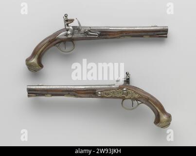 Pistolet Flint, Nicolas Tomson, c. 1775 pistolet Flintlock partie d'un couple. La plaque de verrouillage porte une signature et est marquée à l'intérieur avec les lettres ND. Le tonneau est en acier endommagé et a un grain d'argent ; un signe peu clair est estampillé sur le fond ; la queue de la boucle est gravée de louanges. Le flacon a un travail de coupe simple. La pâte montre des traces de dorure passée et a une décoration entraînée et après froncée, à l'exception de la salle de chargement, et se compose de : le support de tracteur avec les lettres BF dans un médaljon rococo, une plaque à vis avec des boucles rococo et des fleurs, et une hotte de flacon wi Banque D'Images