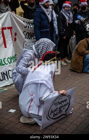 Londres, Royaume-Uni - 16 décembre 2023 : manifestation pro-palestinienne sur Oxford Street. Banque D'Images